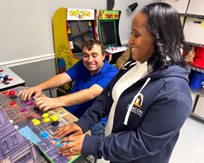 homepage-gaming Man and woman playing an arcade machine.